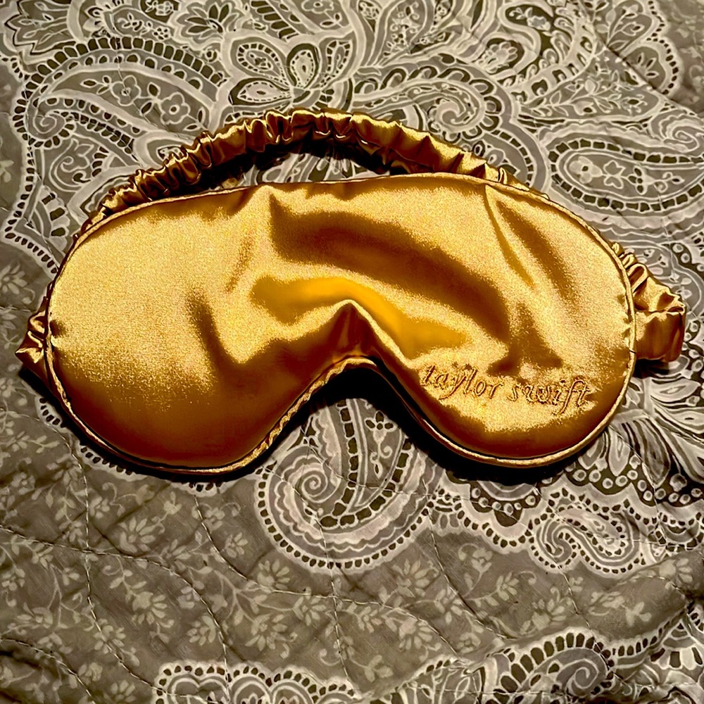 Taylor Swift golden eye mask